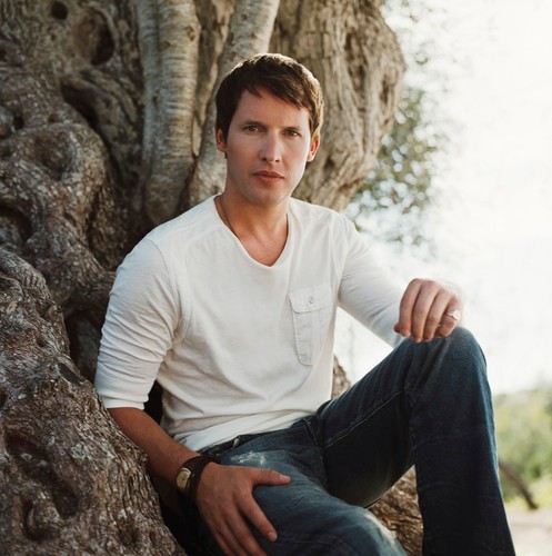 James Blunt na zdjęciu z sesji do 'Some Kind of Trouble' (2010)