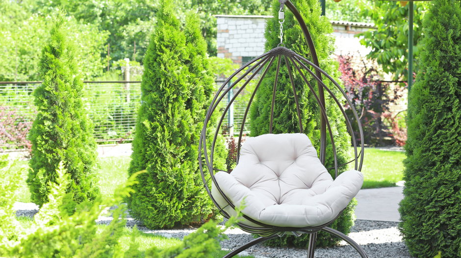 Wiszące fotele do ogrodu to najmodniejszy mebel na taras. Dodają przestrzeni stylu