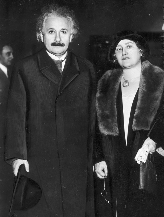 Albert Einstein w towarzystwie żony Elzy w 1933 r.