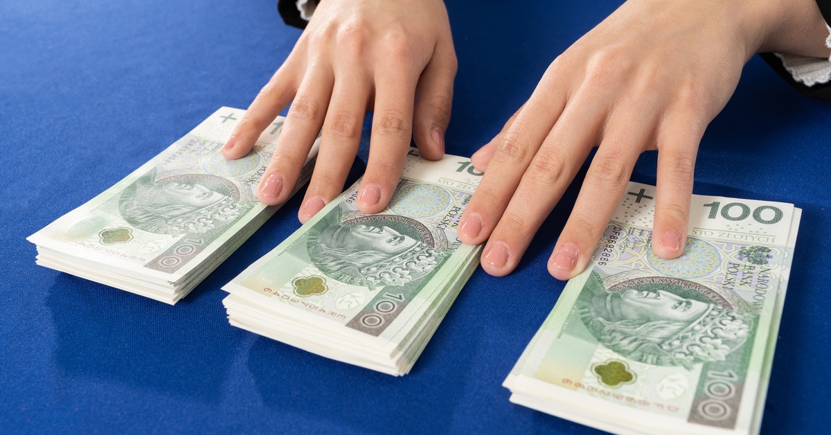 1300 plus: MF oszacowało koszty wprowadzenia BDP w wysokości 1300 zł miesięcznie dla wszystkich dorosłego obywatela Polski