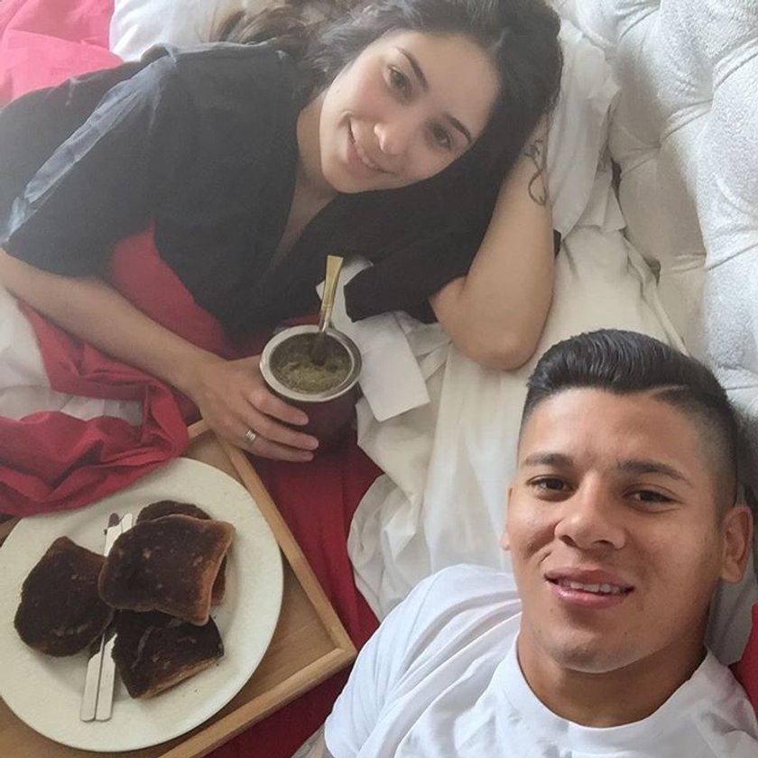 Marcos Rojo ma ciężarną żonę, a zabawia się z nastolatkami!