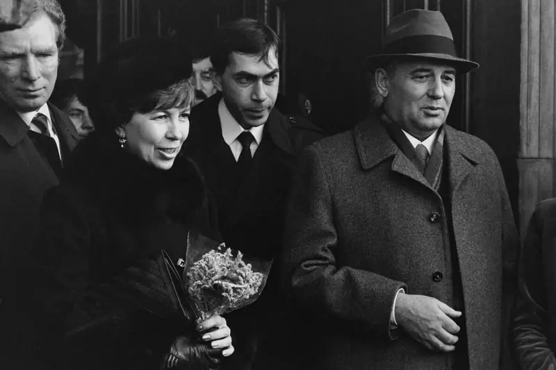 Raisa i Michaił Gorbaczow podczas podróży w Londynie w 1984 r. Fot. Bryn Colton/Getty Images