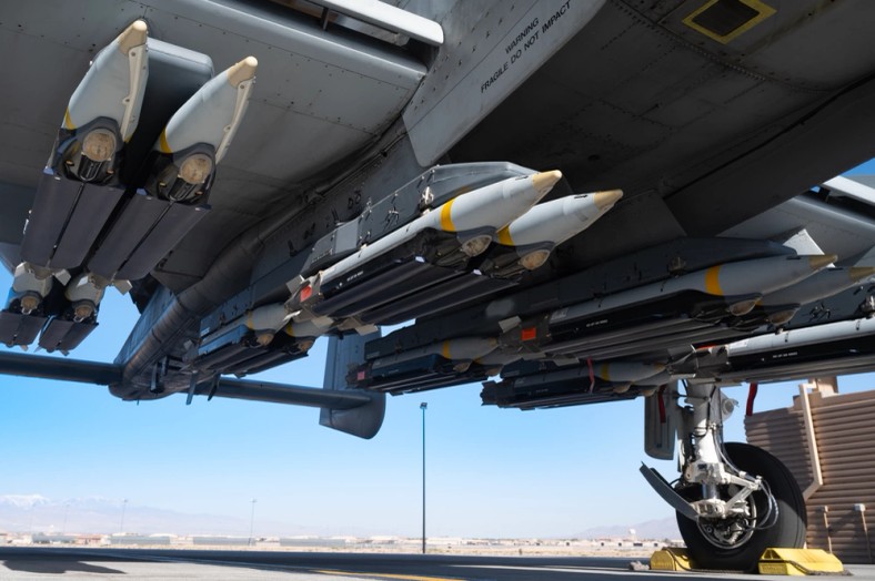 Samolot A-10 Thunderbolt II z dziesięcioma bombami GBU-39 Small Diameter Bombs (SDB-I).