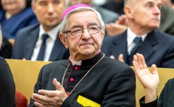 Abp Głódź został sołtysem w Piaskach