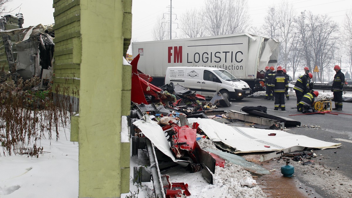 DĄBRÓWKA MAŁA ZDERZENIE TIRÓW OFIARA