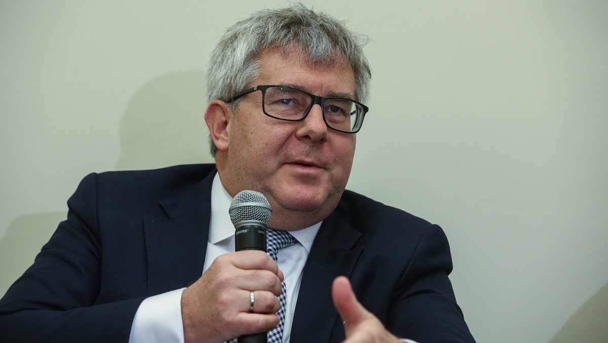 Wiceprzewodniczący Parlamentu Europejskiego Ryszard Czarnecki (PiS) uważa, że choć część mediów w Polsce jest skrajnie nieobiektywna wobec polskiego rządu, to duża część amerykańskich mediów jest jeszcze bardziej niesprawiedliwa wobec nowych władz USA.