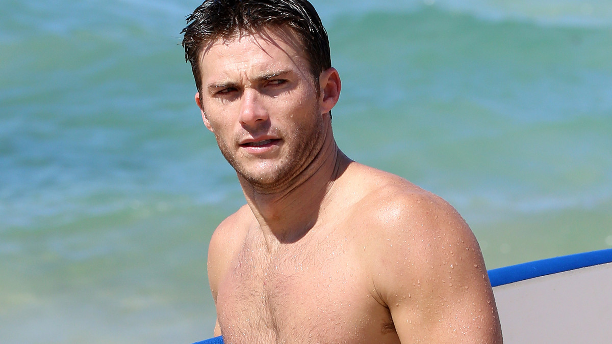 Scott Eastwood bez koszulki. Co za ciało!