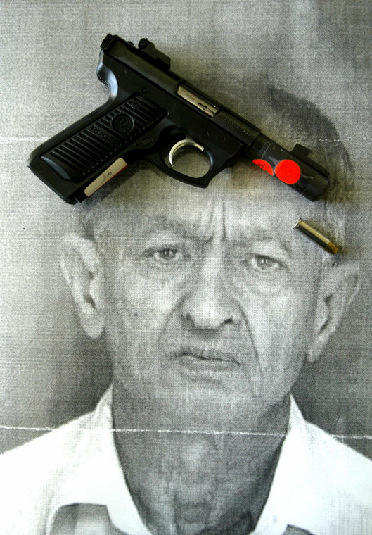 Zdjęcie Morrisa Blacka i pistolet, z którego zginął. Jego głowy nigdy nie odnaleziono
