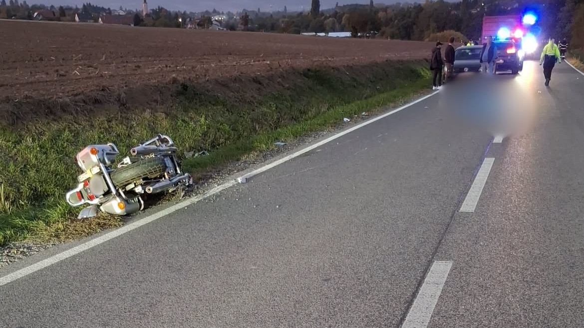 Motocyklista neprežil zrážku s lesnou zverou medzi Budmericami a Báhoňom.