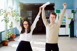 Do kiedy trzeba wystawić oceny? Uczniom zostało naprawdę mało czasu na ewentualne poprawki. Warto znać te terminy