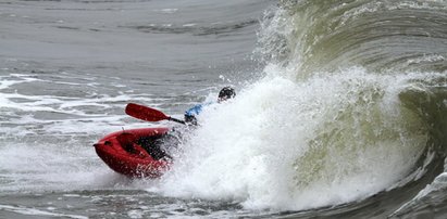 Pływa kajakiem po morzu podczas sztormu