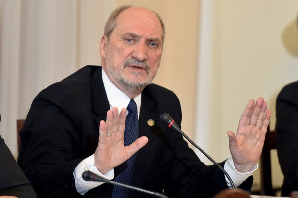 Macierewicz: Kończą się negocjacje ws. wzmocnienia wschodniej flanki NATO