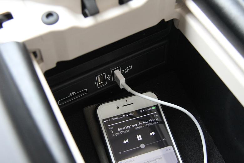 iPhone w samochodzie, czyli prawie wszystko o CarPlay