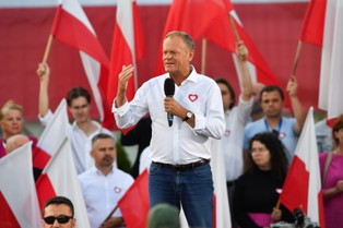 Tusk: Jesteśmy dzisiaj w momencie zwrotnym. Rozstrzyga się znowu los Polski w tej części świata