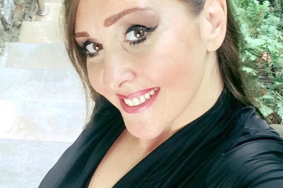 PETROJKA IZ "SELO GORI, A BABA SE ČEŠLJA" POKAZALA BUJNE GRUDI Glumica selfijem zapalila mreže, a evo kojim se poslom jednom prilikom bavila (FOTO)