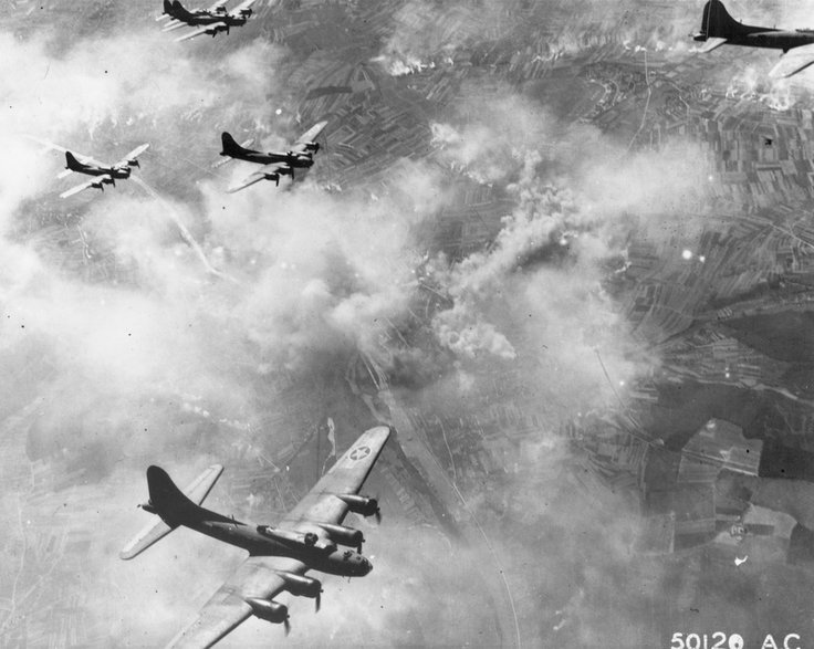 Formacja bombowców B-17 sfotografowana 17 sierpnia 1943 roku nad Schweinfurtem.