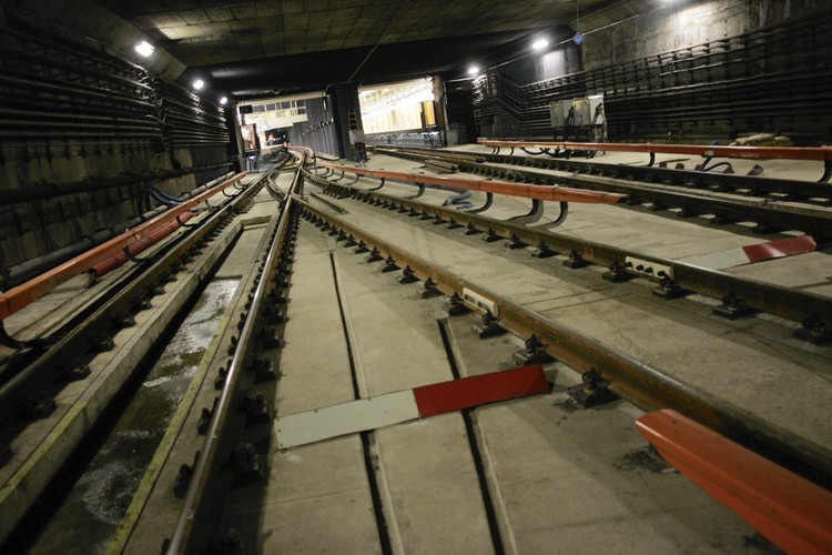 Na razie na placu Defilad widać ogromną i głęboką na 12 metrów dziurę w ziemi. W tym miejscu pociągi będą przejeżdżać z jednej linii do drugiej. Tory są już ułożone. Trwają prace wykończeniowe.