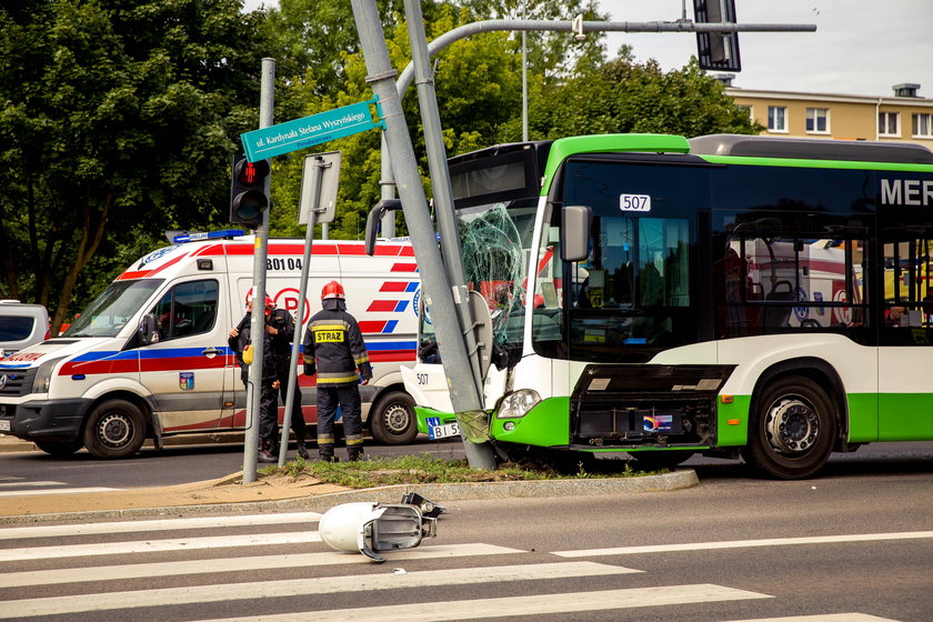 Autobus miejski rozbił się o słupy. Wielu rannych