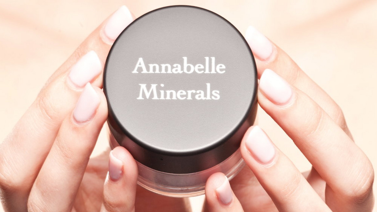 Marka Annabelle Minerals potrzebowała jedynie czterech naturalnych składników, by stworzyć doskonałe, naturalne kosmetyki, bez podrażniających skórę parabenów, talków, sztucznych barwników, silikonów czy konserwantów.