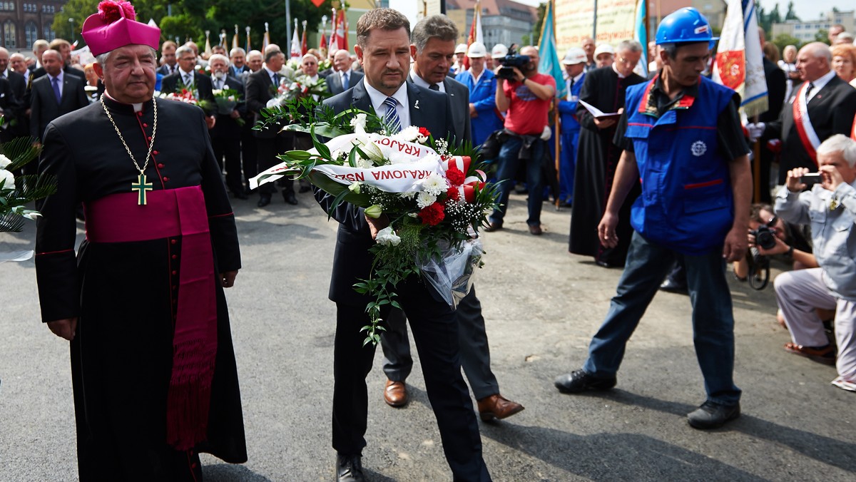 Metropolita gdański abp Sławoj Leszek Głódź mówił, że wydarzenia Sierpnia'80 to wciąż "fundament naszej drogi i duchowy imperatyw". Chwalił dzisiejszą "Solidarność" i w ostrych słowach mówił o jej przeciwnikach. Jak dodał, "trzeba się bronić" od polityki, w którą wkrada się "tupet wsparty arogancją". W 33. rocznicę podpisania Porozumień Sierpniowych w Bazylice św. Brygidy w Gdańsku odprawił on mszę św.