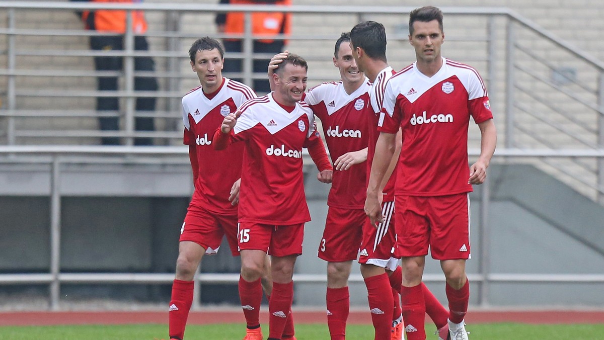 Piłkarze Dolcanu Ząbki odzyskali prowadzenie w tabeli I ligi dzięki wyjazdowej wygranej z Wigrami Suwałki 1:0 w 10. kolejce. Przed tygodniem pozycję lidera odebrał im Stomil Olsztyn, który w niedzielę przegrał jednak w Bydgoszczy z Zawiszą 0:3.