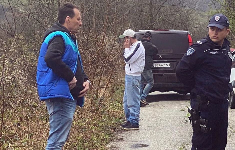 Na mestu ubistva je i brat ubijene devojčice (mladić u belom)