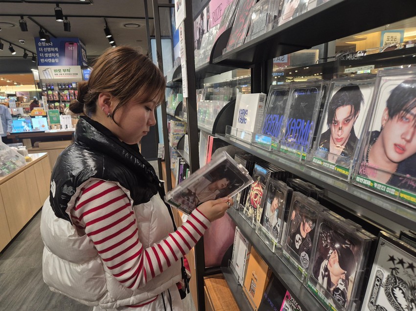 Gju-Ri razgleda kej-pop albume u muzičkoj prodavnici u Seulu | Foto: BBC