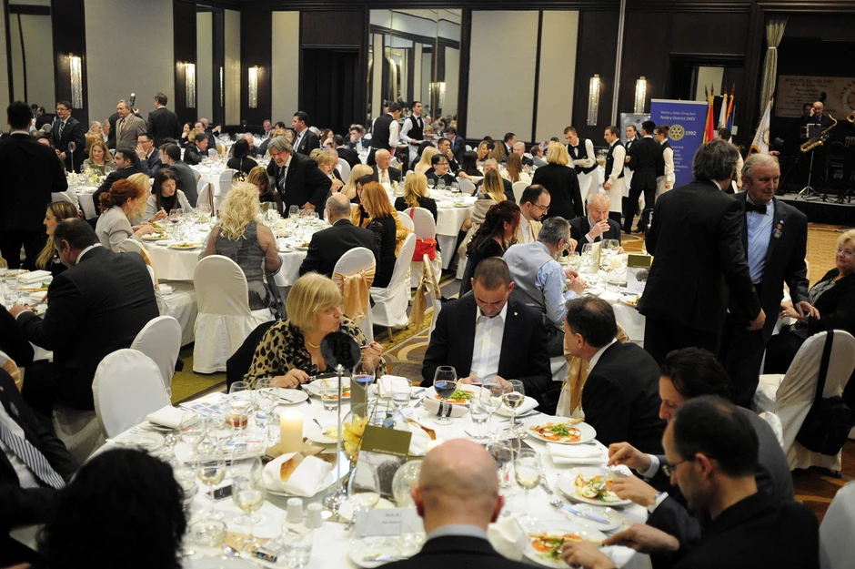 Prikupljanje pomoći za škole u Obrenovcu: Donatorsko veče Rotari kluba