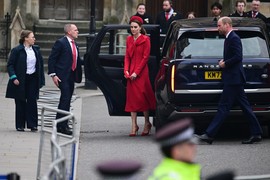 CEO SVET GLEDA U KEJT MIDLTON! Princeza u crvenom od glave do pete, a NJENO LICE REKLO I ŠTO JE HTELA DA SAKRIJE: Posle dve godine ona i Čarls zajedno na OVOM MESTU