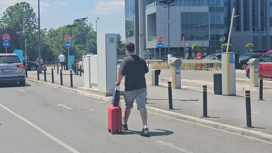 Isak Šabanović na aerodromu