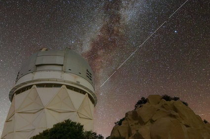 Nowy satelita wielkości mieszkania przyćmiewa gwiazdy i utrudnia pracę astronomów