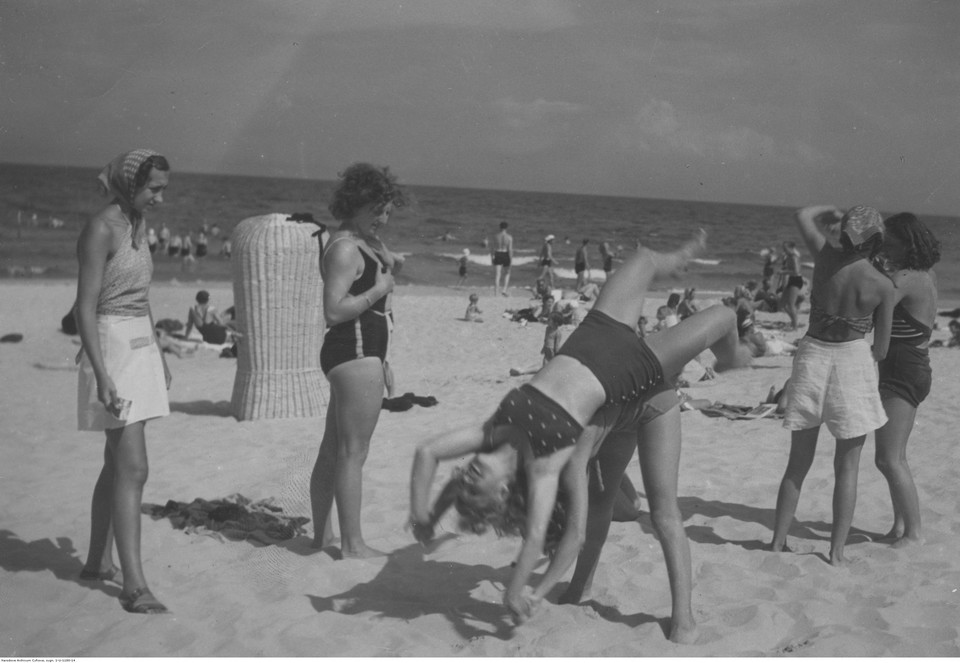 Plażowicze podczas zabowy na plaży w Gdyni