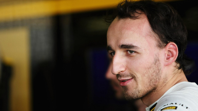 Jak poinformował team Renault, Robert Kubica weźmie udział w testach najnowszego bolidu RS17 na węgierskim torze Hungaroring. - Po nich przeanalizujemy dokładnie informacje i ustalimy, w jakich warunkach mógłby wrócić do F1 - powiedział szef Renault Cyril Abiteboul.