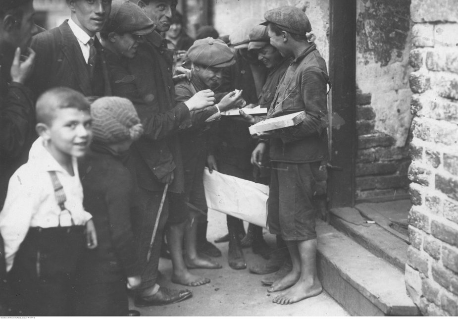 Grupa dzieci żydowskich z przedmieść stolicy w latach międzywojennych