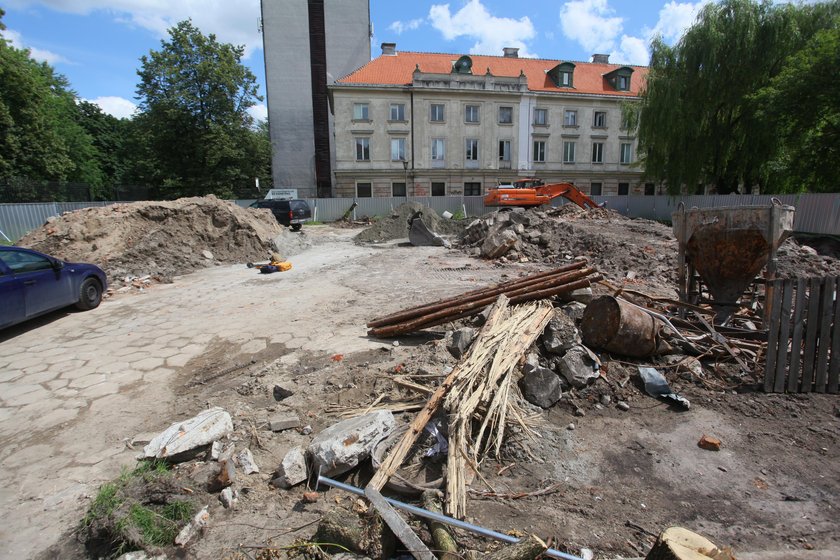 Szok! Prezydent Warszawy oddała działkę z powstańczą mogiłą