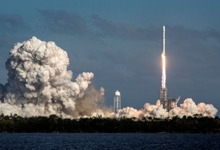 USA: Wystrzelono w kosmos najpotężniejszą na świecie rakietę Falcon Heavy