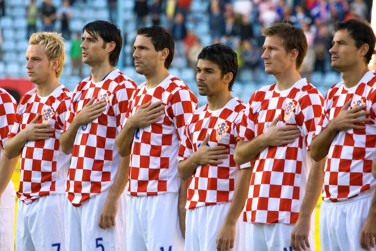 Chorwacja – siła reprezentacji Chorwacji została oceniona jako ósma na świecie i szósta w Europie. Chorwaci są teoretycznie najsilniejszym piłkarsko narodem (wciąż) poza UE. W rankingu wszechczasów Chorwacja znajduje się na 12. miejscu, ale przez większość czasu rozgrywania mistrzostw nie istniała jeszcze jako niepodległy kraj. Z PKB per capita na poziomie 18 192 USD znajdują się na trzecim miejscu od końca wśród turniejowych drużyn. Na świecie pod względem zamożności Chorwacja jest 49.