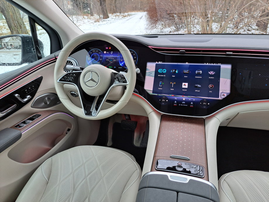 Mercedes EQS SUV - w centralnej części kokpitu mamy ogromny ekran. Bardzo dobrej jakości.