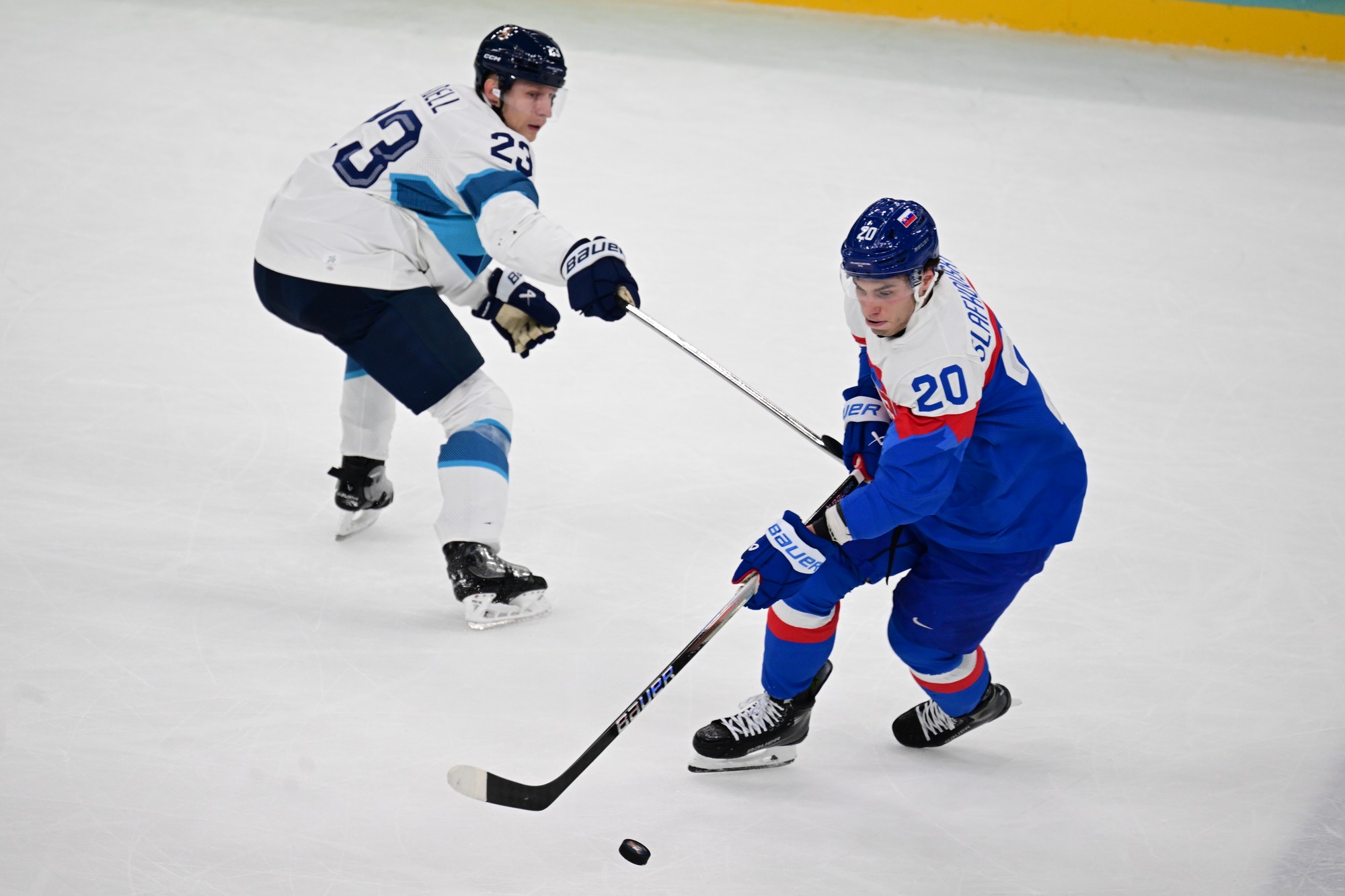 Slovenský hokejista Juraj Slafkovský (20) a hráč Fínska Esa Lindell. 