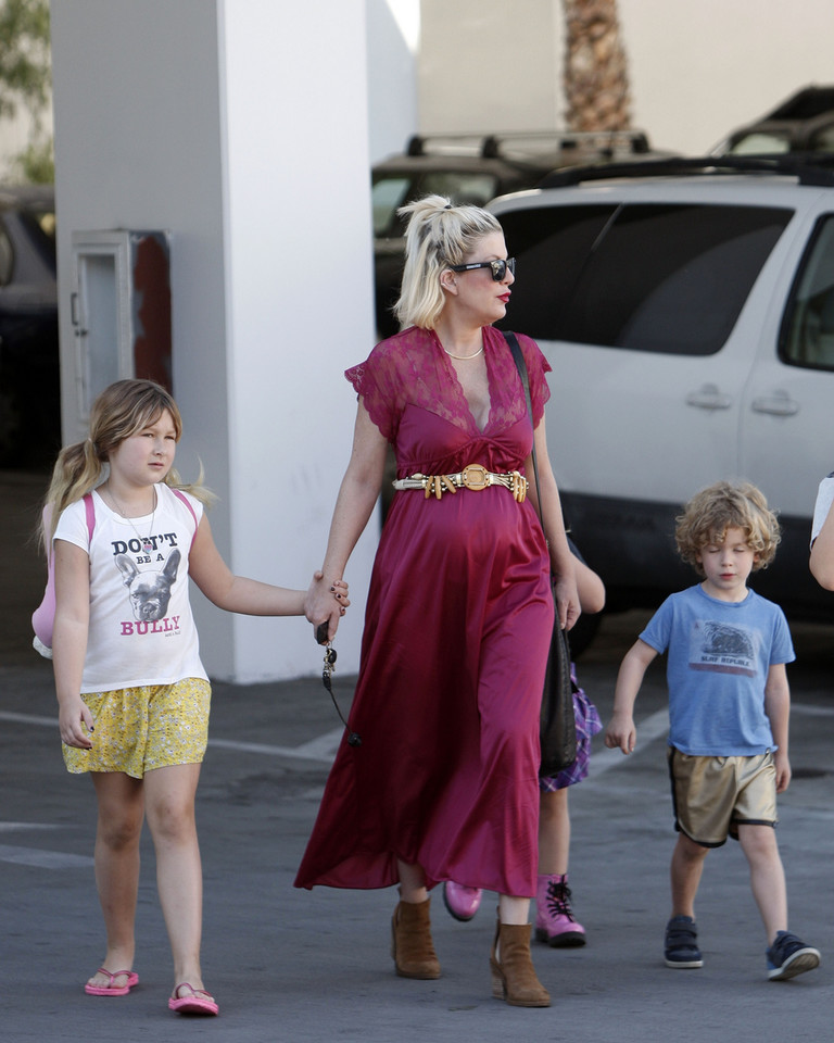 Brzuch Tori Spelling coraz większy!