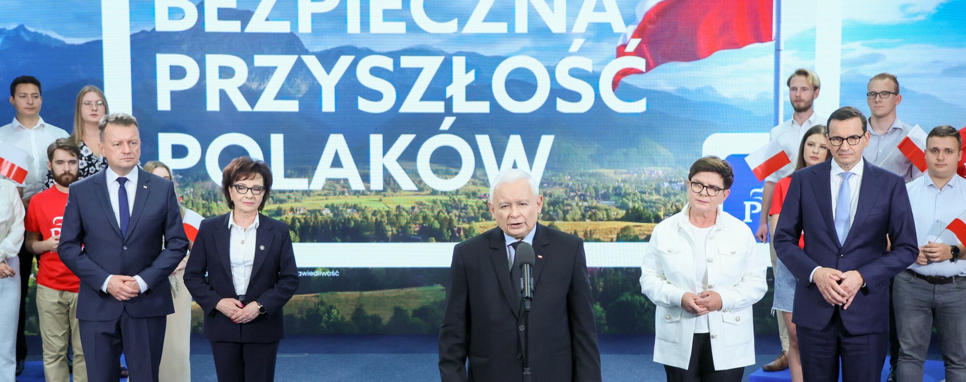 Prezes PiS Jarosław Kaczyński i liderzy obozu władzy: (od lewej) minister obrony Mariusz Błaszczak, marszałek Sejmu Elżbieta Witek, europosłanka Beata Szydło i premier Mateusz Morawiecki