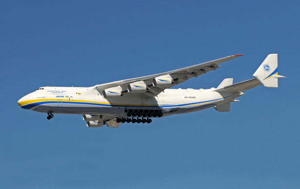 Największy samolot świata: Antonov An-225 przelatuje nad Florydą w lutym 2010 r. wioząc pomoc dla Haiti. Fot. Ivan Cholakov Gostock-dot-net / Shutterstock.com
