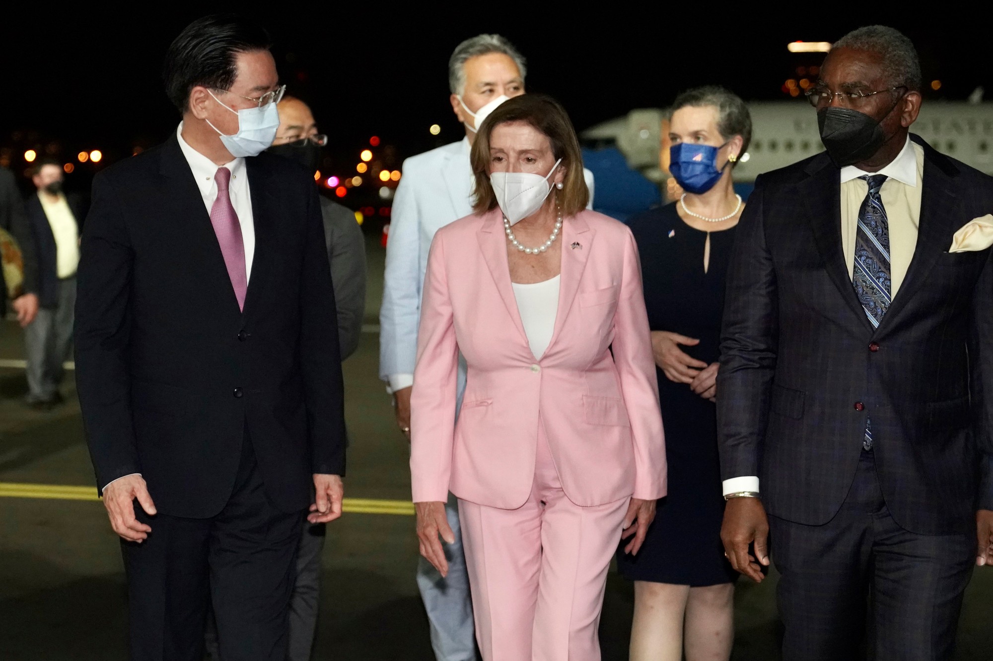 Predsedníčka americkej Snemovne reprezentantov Nancy Pelosiová (tretia sprava) a taiwanský minister zahraničných vecí Joseph Wu (prvý zľava) na letisku v Tchaj-peji.