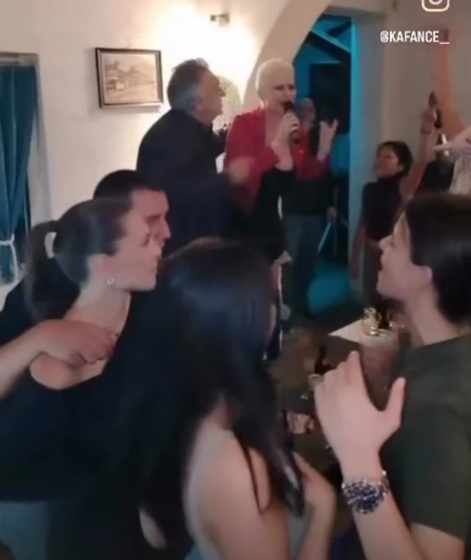 Maja Nikolić na stolu u kafani