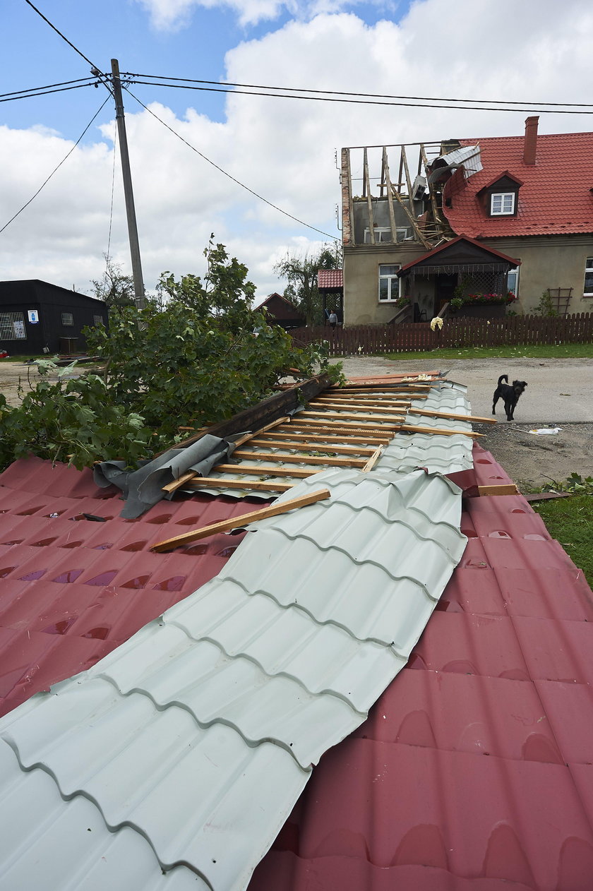 Katastrofalne skutki nawałnic: pozrywane dachy, latające płyty, tysiące domostw bez prądu