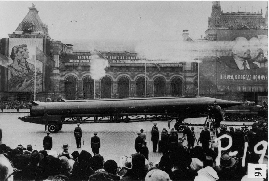 Wykonane przez CIA zdjęcie radzieckiego pocisku balistycznego średniego zasięgu na Placu Czerwonym w Moskwie (domena publiczna)