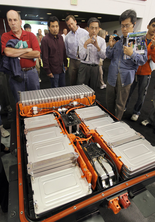 Plug-In 2010, San Jose, California, USA, Tłum uczestników prezentacji Plug-In 2010 zgromadził się przy zespole baterii (lithium-ion) napędzających w pełni elektryczny samochód Nissan Leaf. Fot. Tony Avelar/Bloomberg