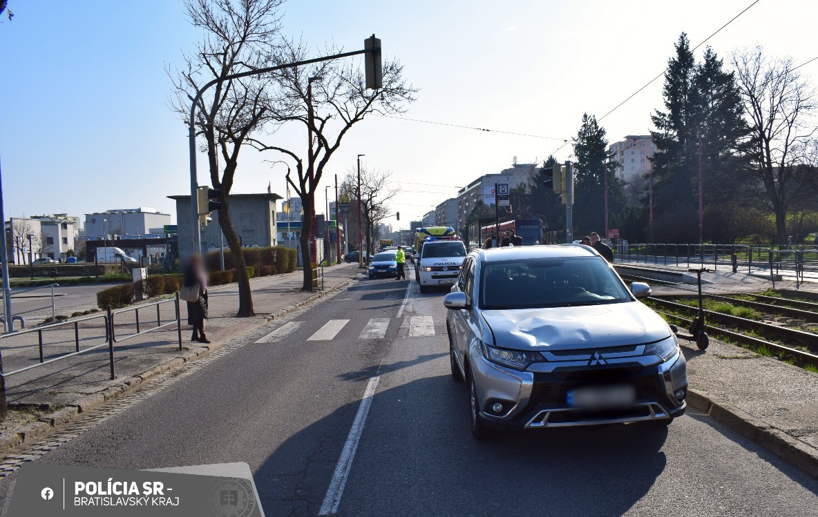 Na Račianskej ulici došlo k zrážke chodca a osobného motorového vozidla.
