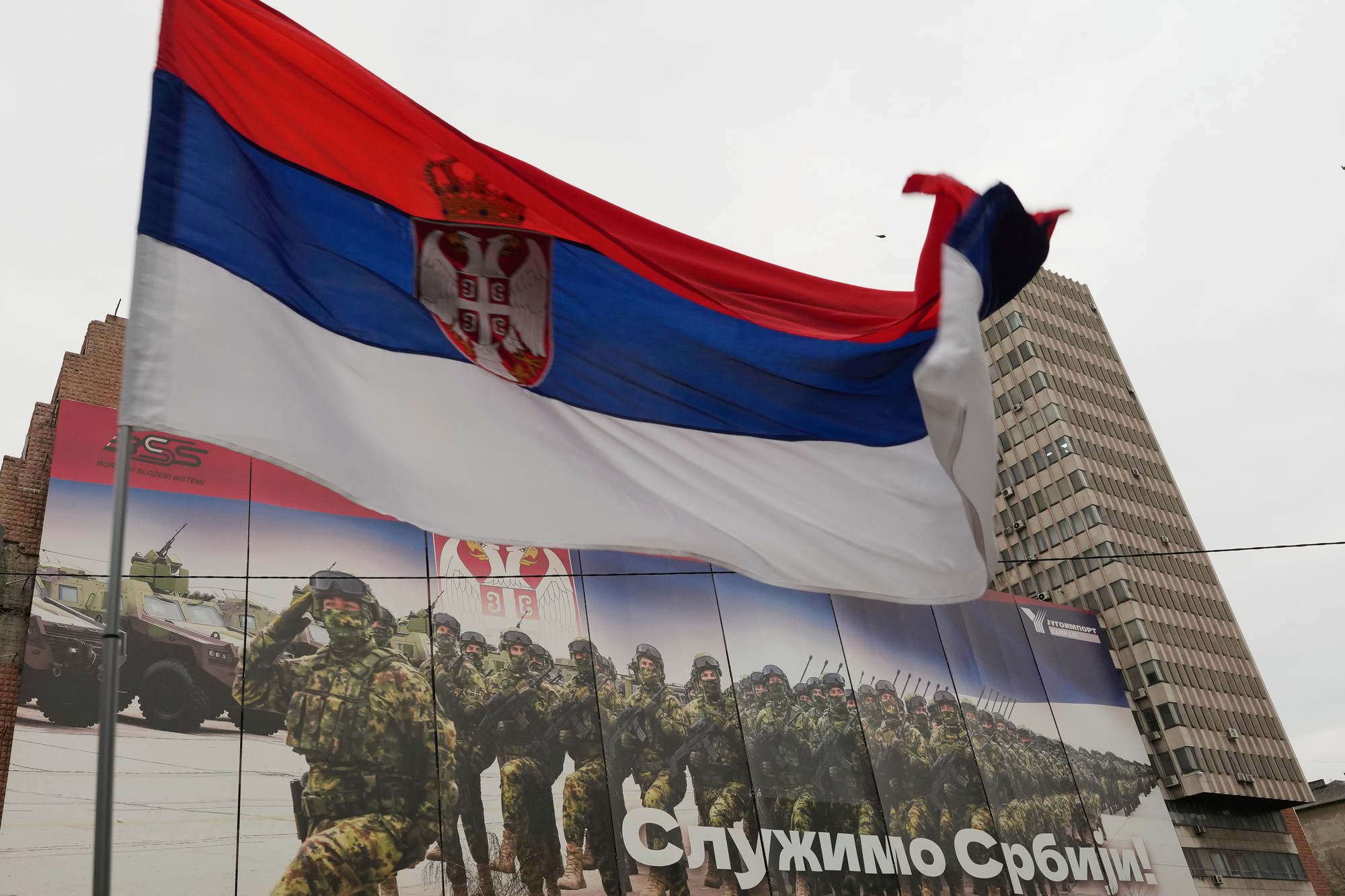 Srbi v Belehrade protestovali proti luxusnému projektu Trumpovho zaťa.