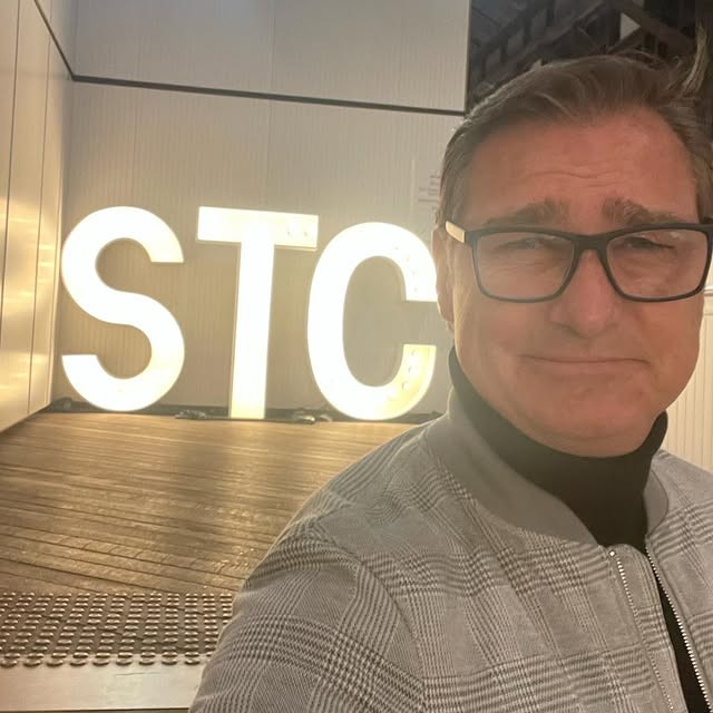 Austrálsky herec Martin Grelis,